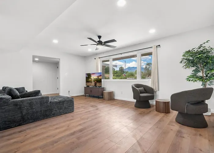 Modern 5br Retreat L Cozy L Spacious Work-friendly *
