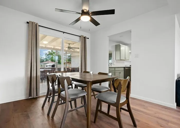 Modern 5br Retreat L Cozy L Spacious Work-friendly Holiday home Sierra Vista