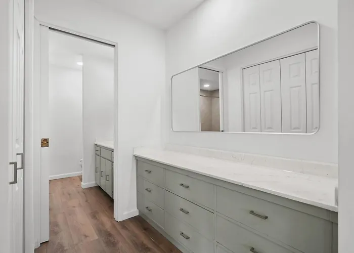 Modern 5br Retreat L Cozy L Spacious Work-friendly