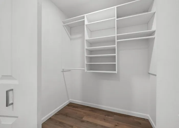Modern 5br Retreat L Cozy L Spacious Work-friendly *