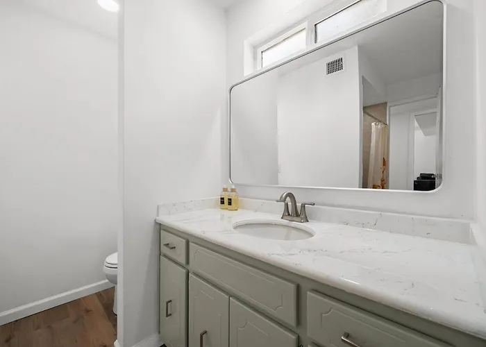 Modern 5br Retreat L Cozy L Spacious Work-friendly