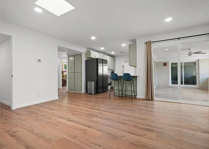 Modern 5br Retreat L Cozy L Spacious Work-friendly Holiday home