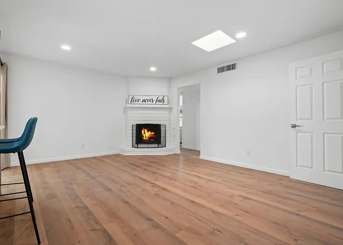 Modern 5br Retreat L Cozy L Spacious Work-friendly Holiday home