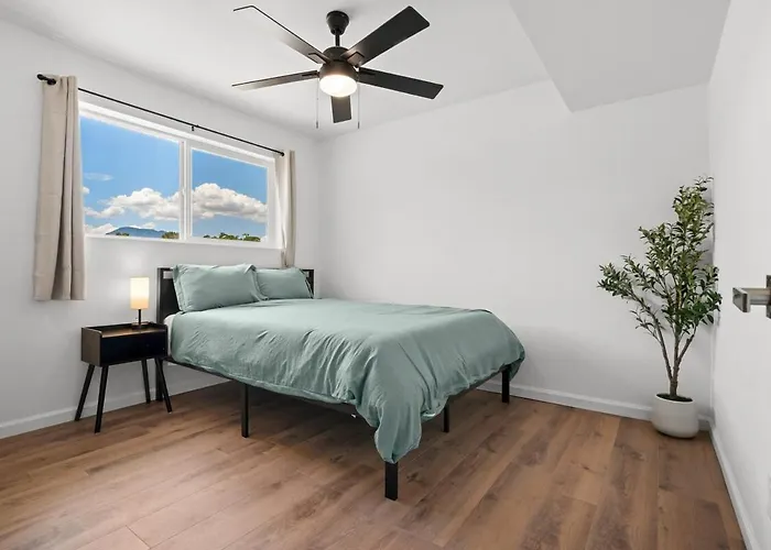 Modern 5br Retreat L Cozy L Spacious Work-friendly