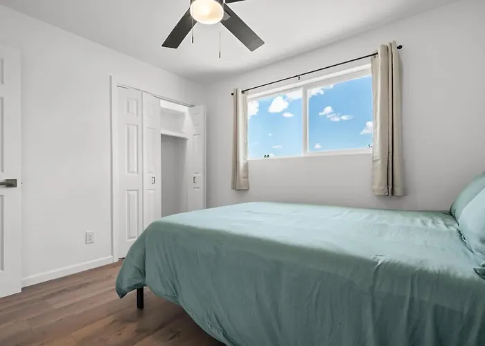 Modern 5br Retreat L Cozy L Spacious Work-friendly Holiday home *