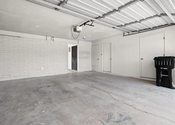 Modern 5br Retreat L Cozy L Spacious Work-friendly Holiday home