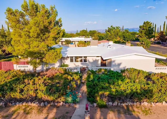 Modern 5br Retreat L Cozy L Spacious Work-friendly Holiday home *