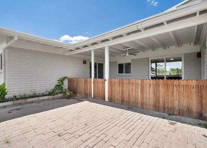 Modern 5br Retreat L Cozy L Spacious Work-friendly Holiday home